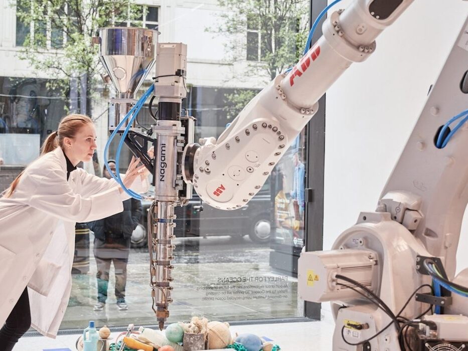 ABB_Robotics_showcases_the_future_of_retail_at_Selfridges_in_London_hero_image-1-1024×700